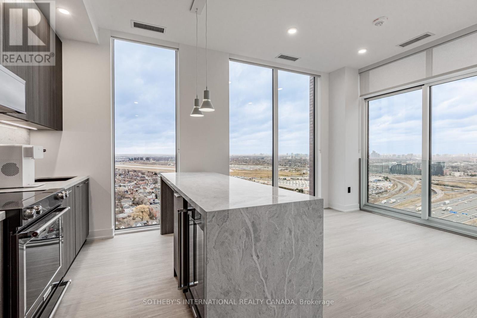 1903 - 29 YORK GARDEN WAY