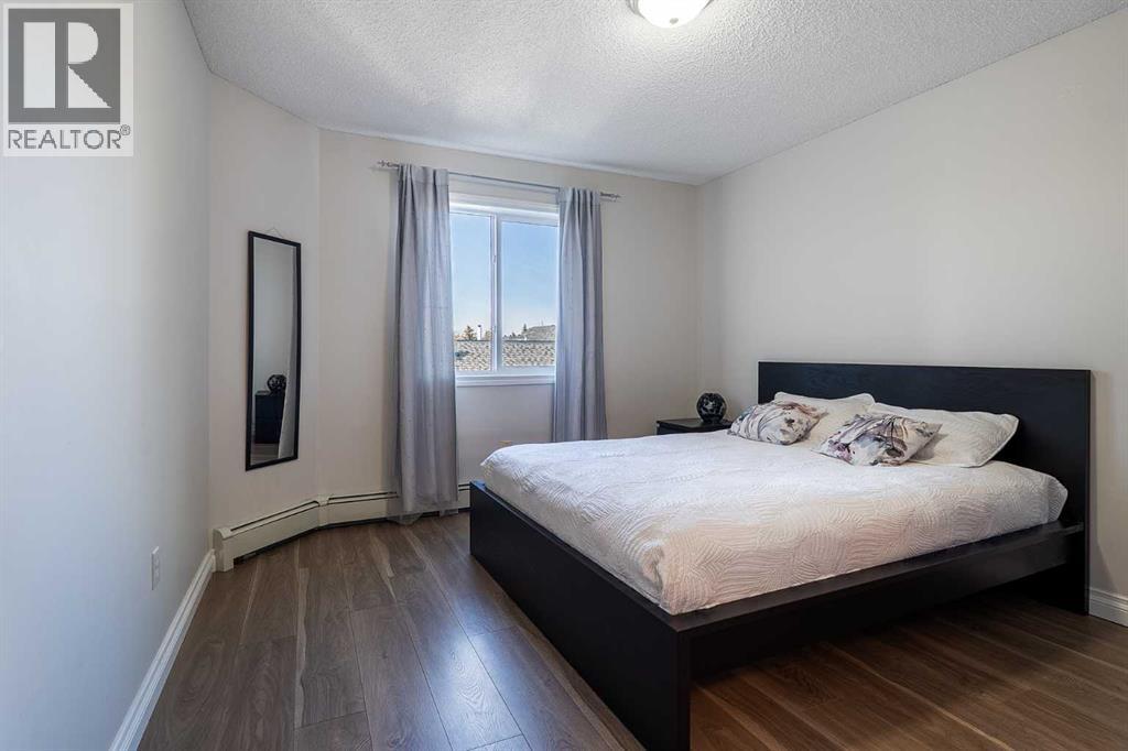 Single Family House for Sale in   Sierra Morena Mews SW Signal Hill Calgary 