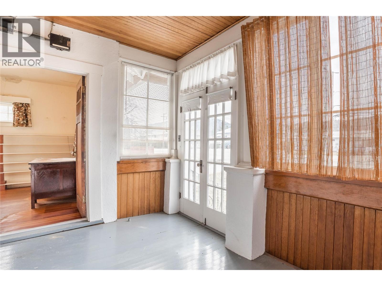 14207 Victoria Road N, Summerland