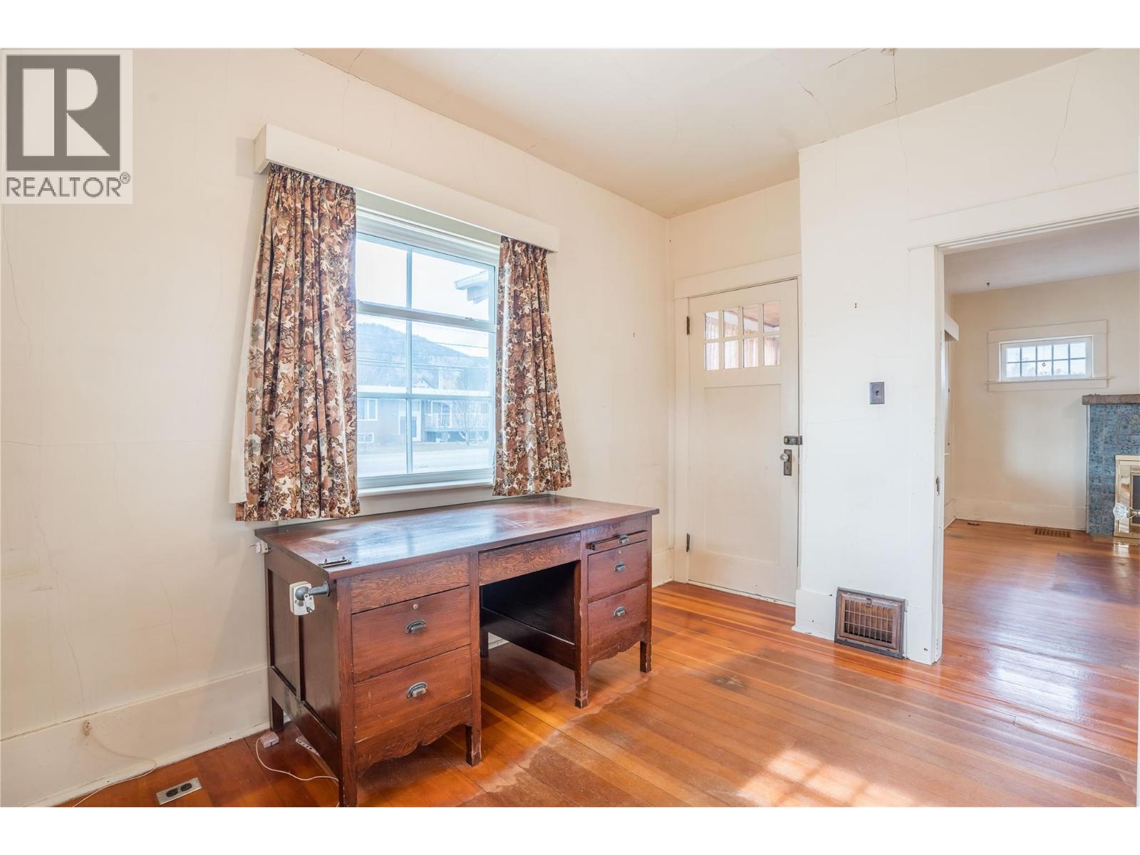 14207 Victoria Road N, Summerland