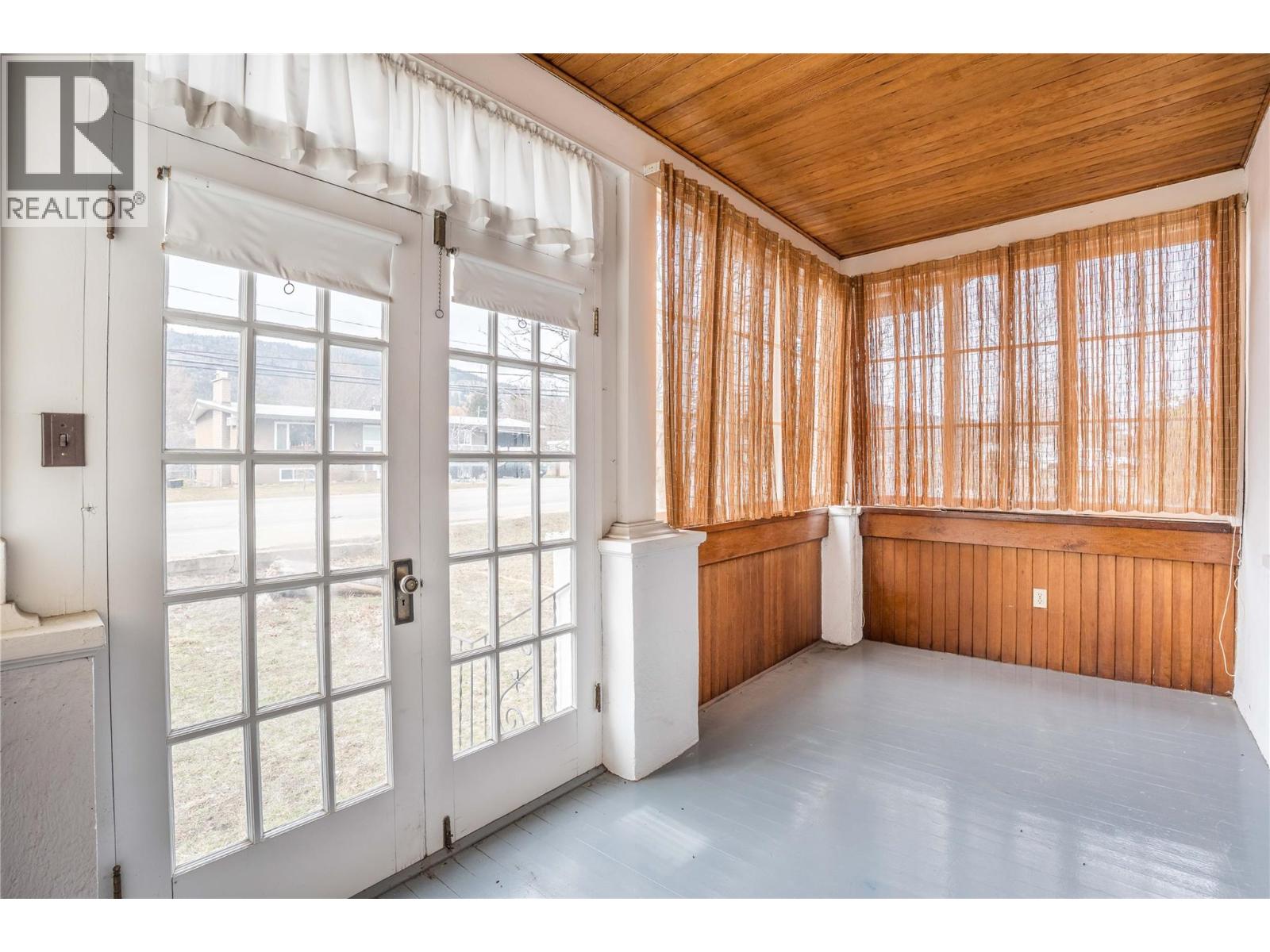 14207 Victoria Road N, Summerland