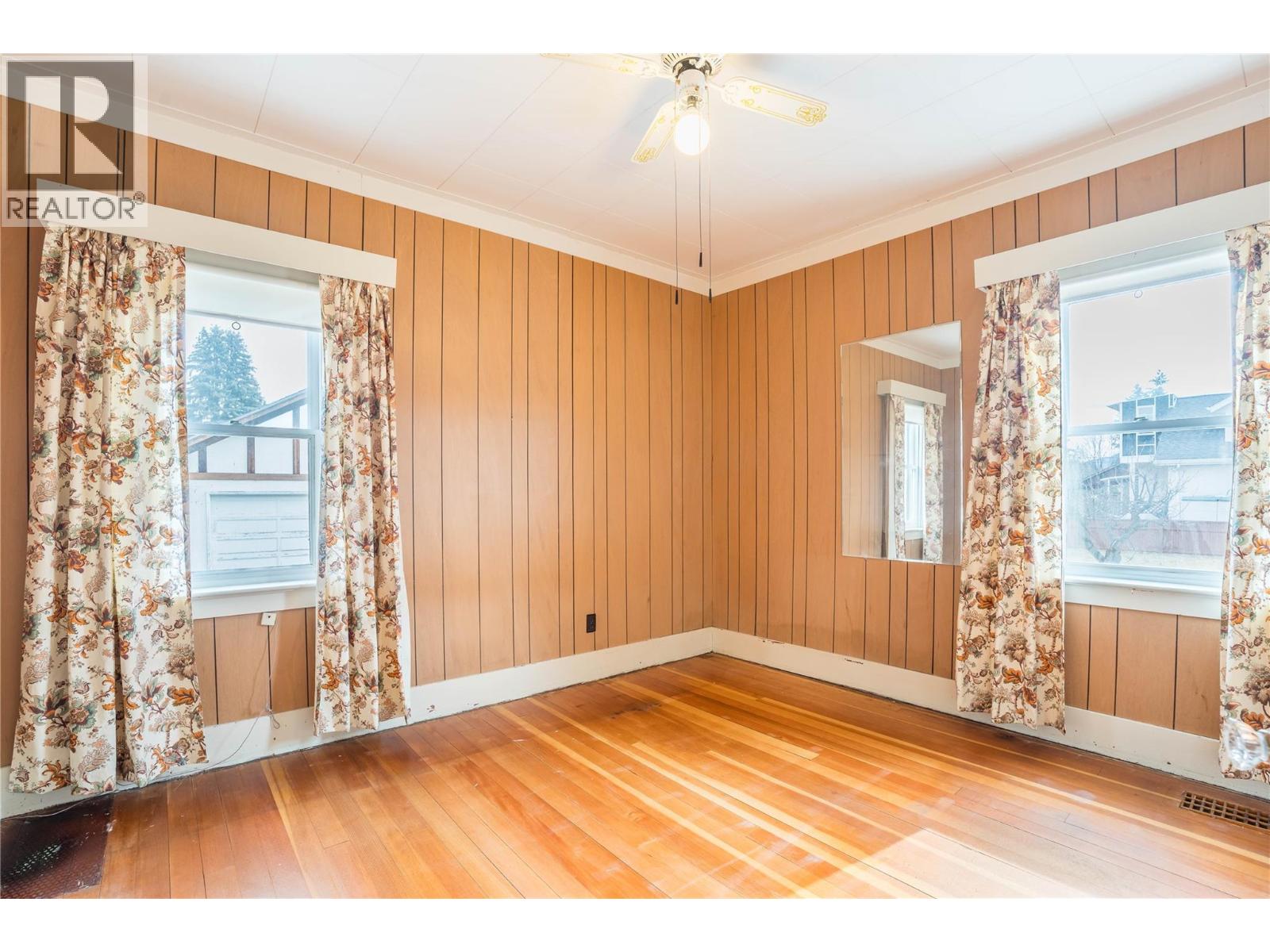 14207 Victoria Road N, Summerland