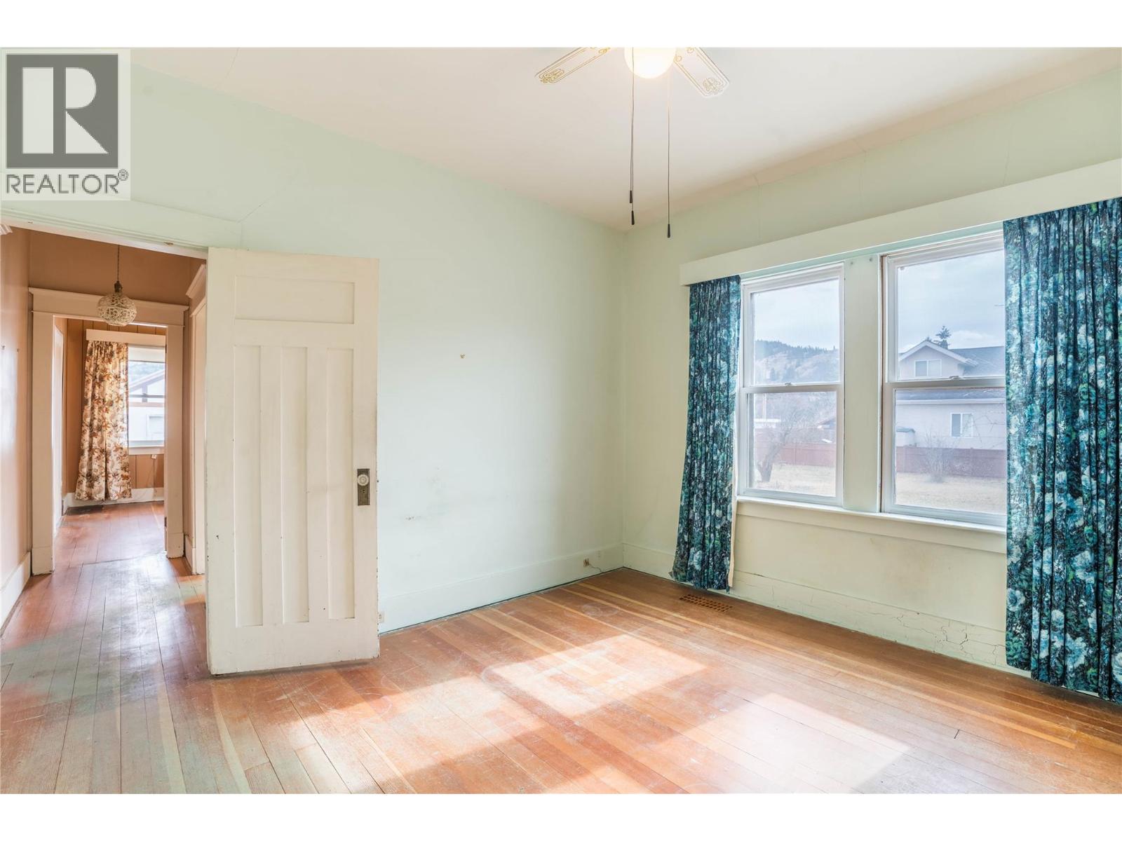 14207 Victoria Road N, Summerland