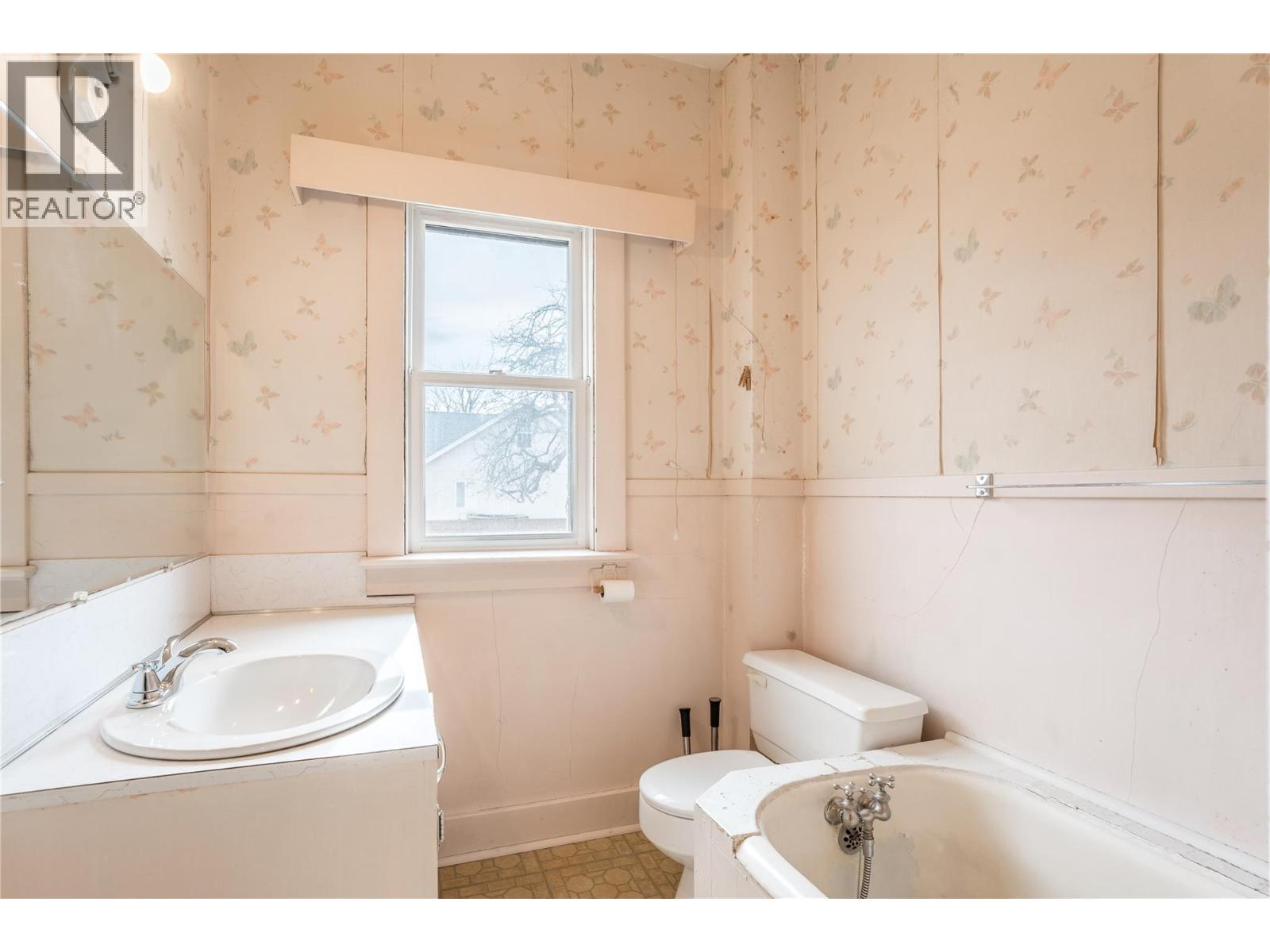 14207 Victoria Road N, Summerland