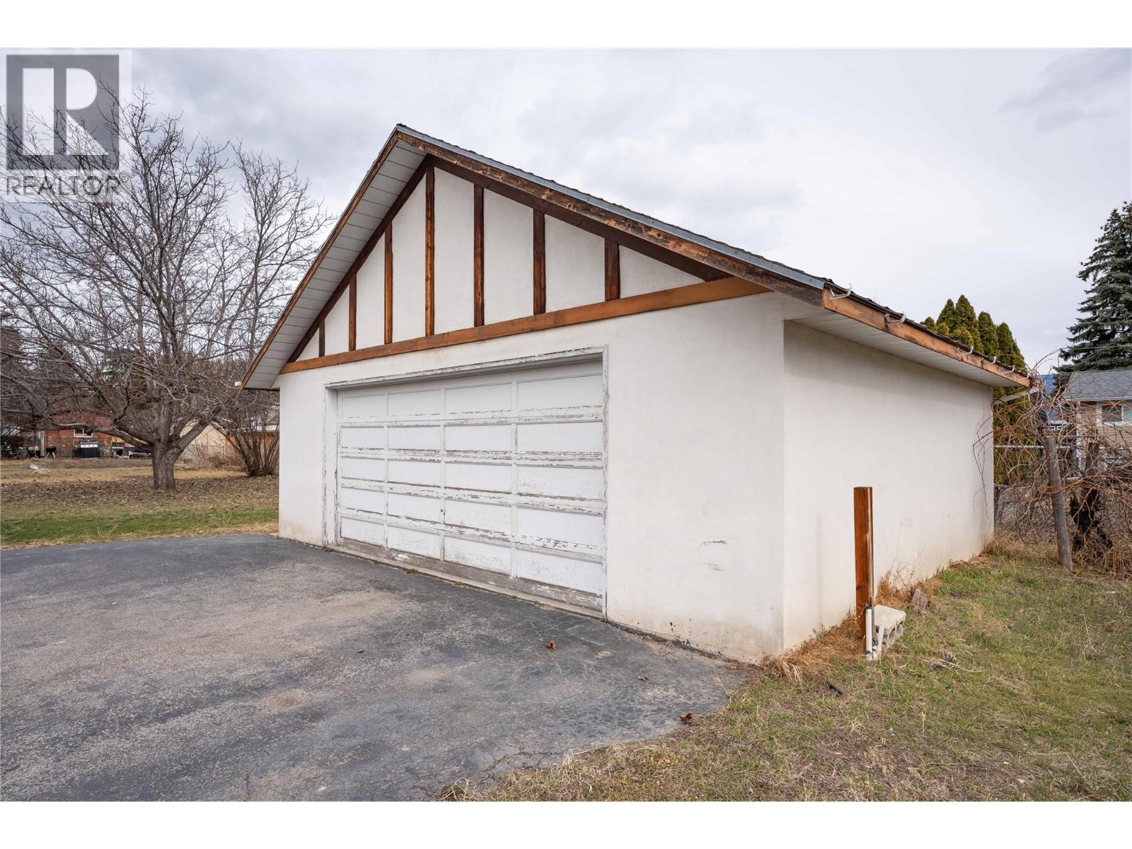 14207 Victoria Road N, Summerland