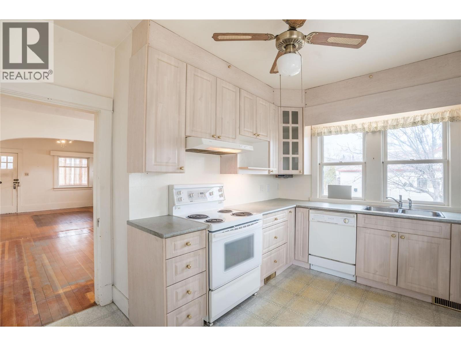 14207 Victoria Road N, Summerland