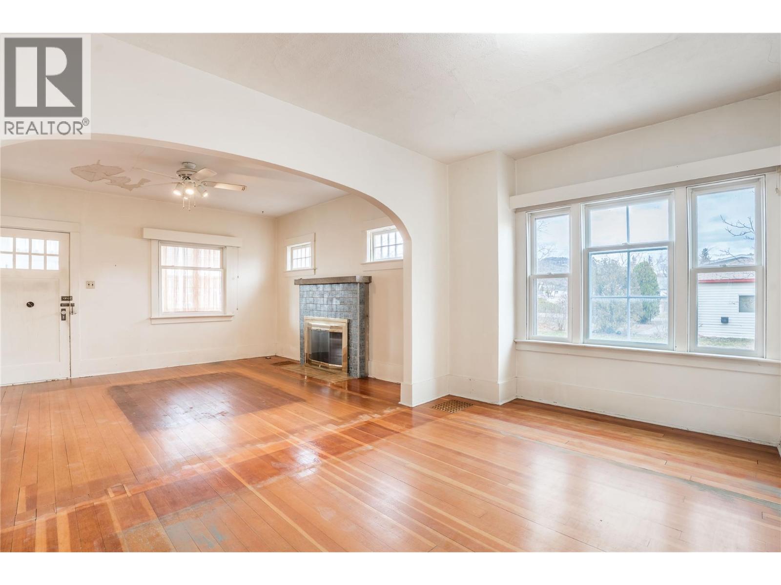 14207 Victoria Road N, Summerland