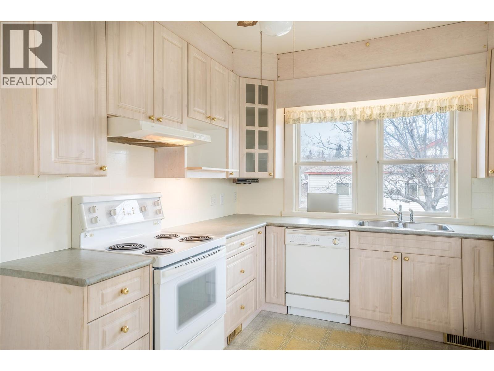 14207 Victoria Road N, Summerland