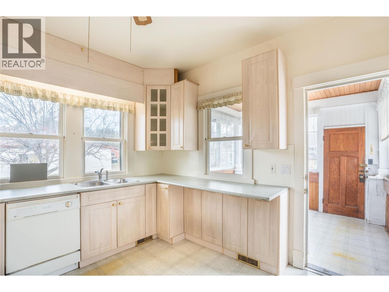 14207 Victoria Road N, Summerland