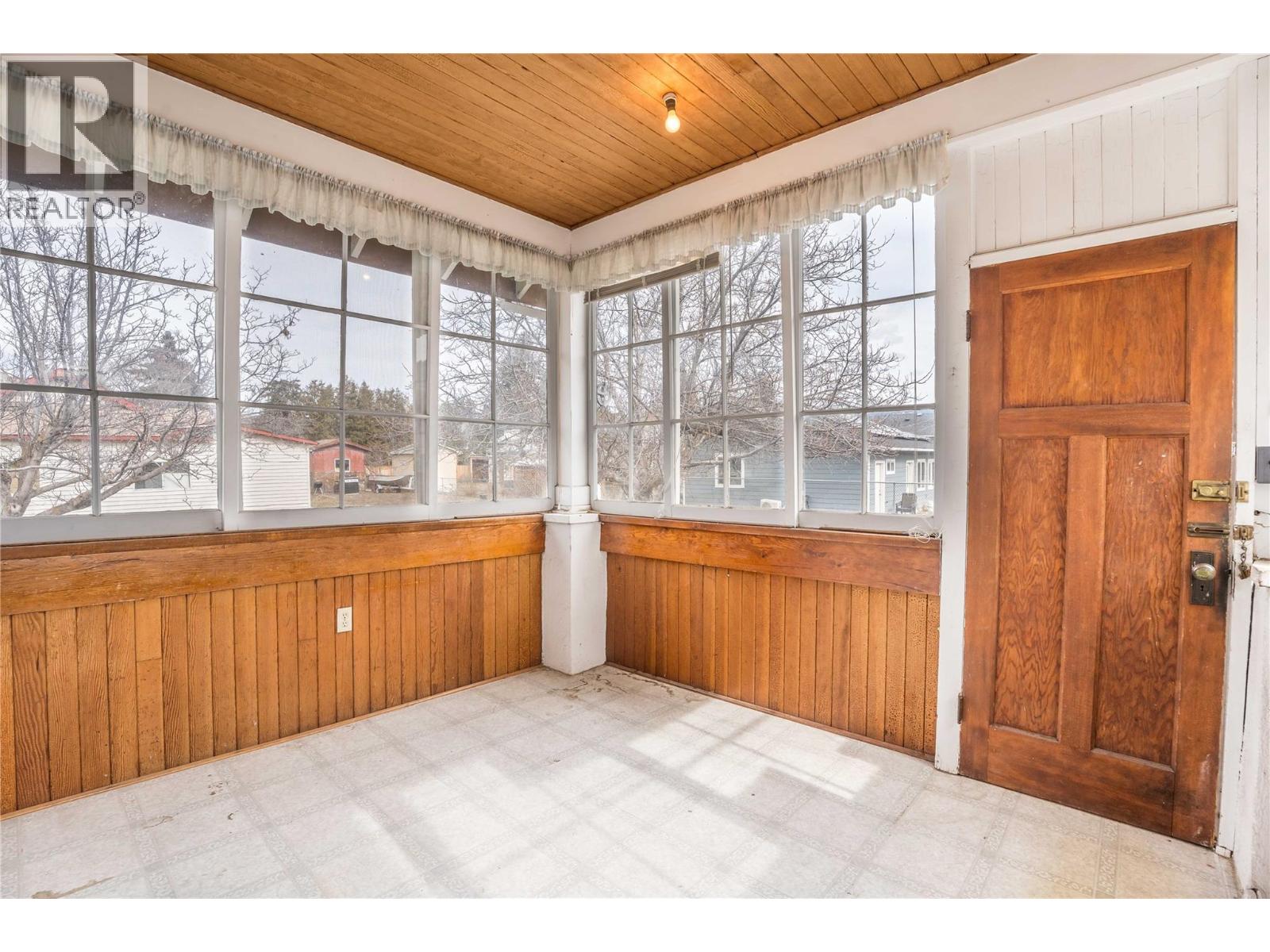 14207 Victoria Road N, Summerland