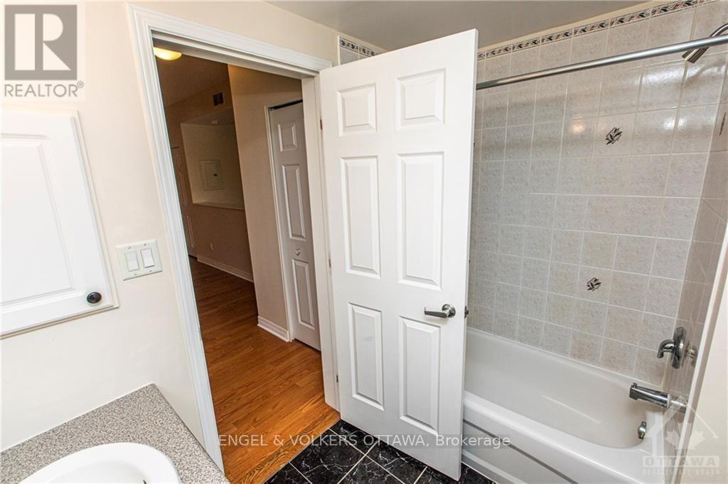 #602 134 YORK STREET - 12