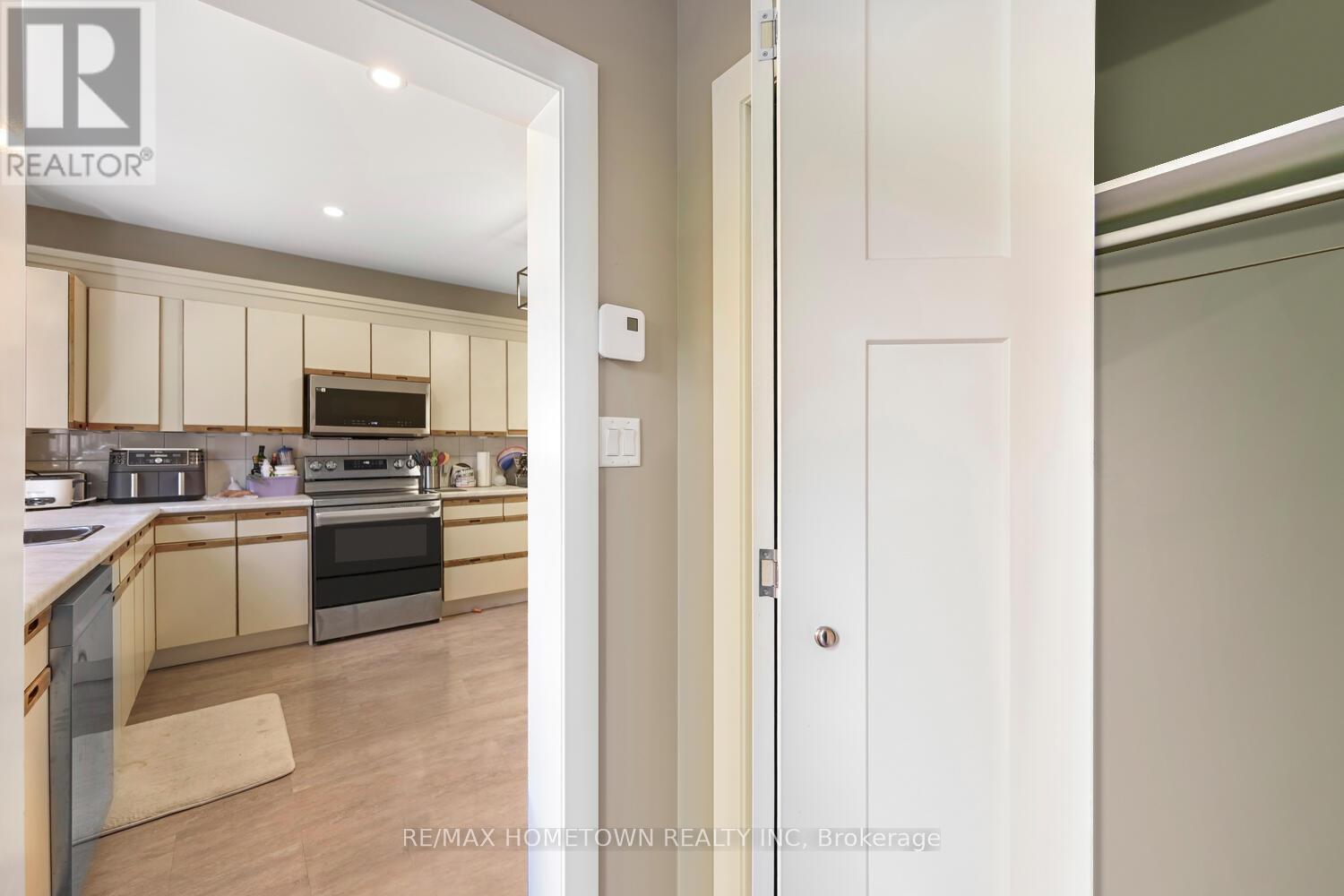 6 MAPLEWOOD CIRCLE - 41