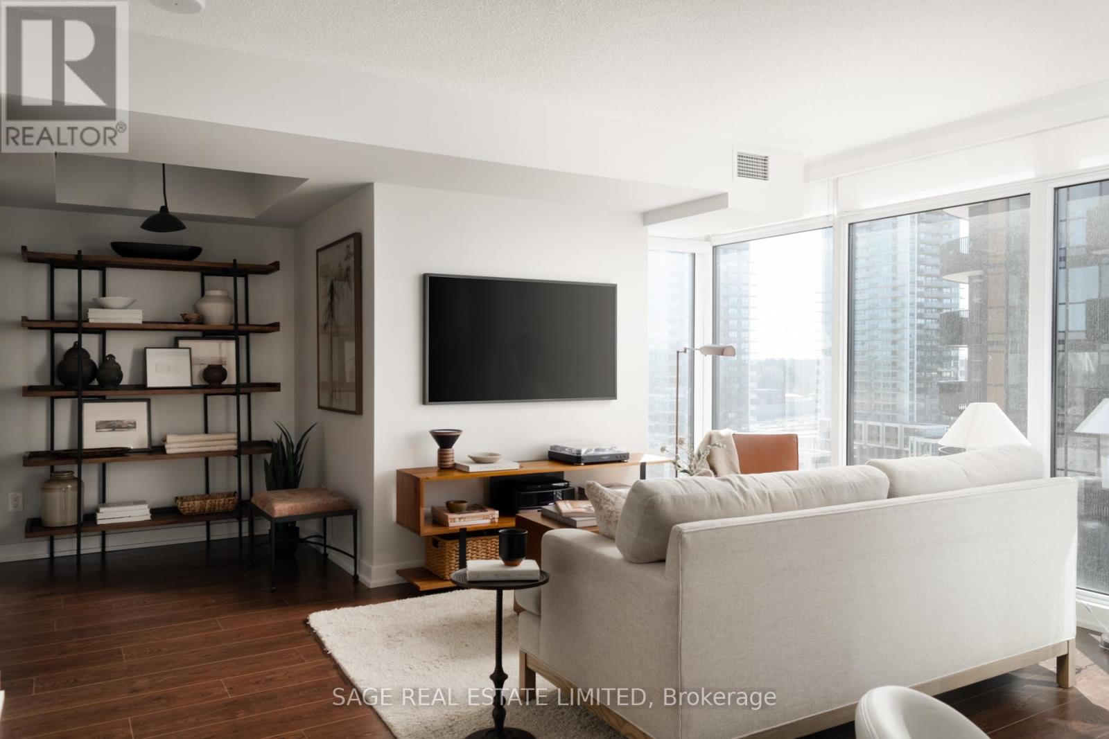 1607 - 72 ESTHER SHINER BOULEVARD