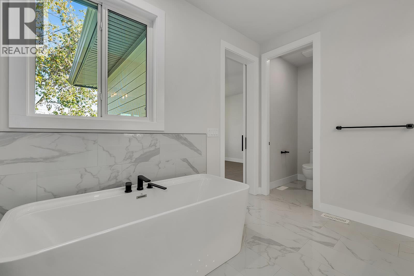 1054 Oak Barrel Place, West Kelowna