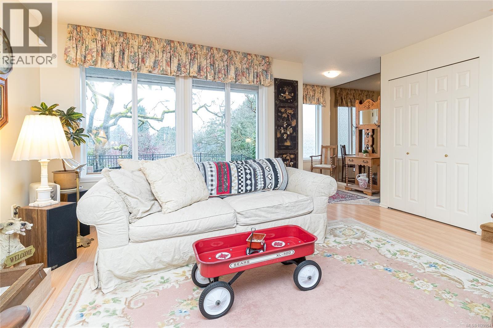  1041 Belmont Avenue, Victoria