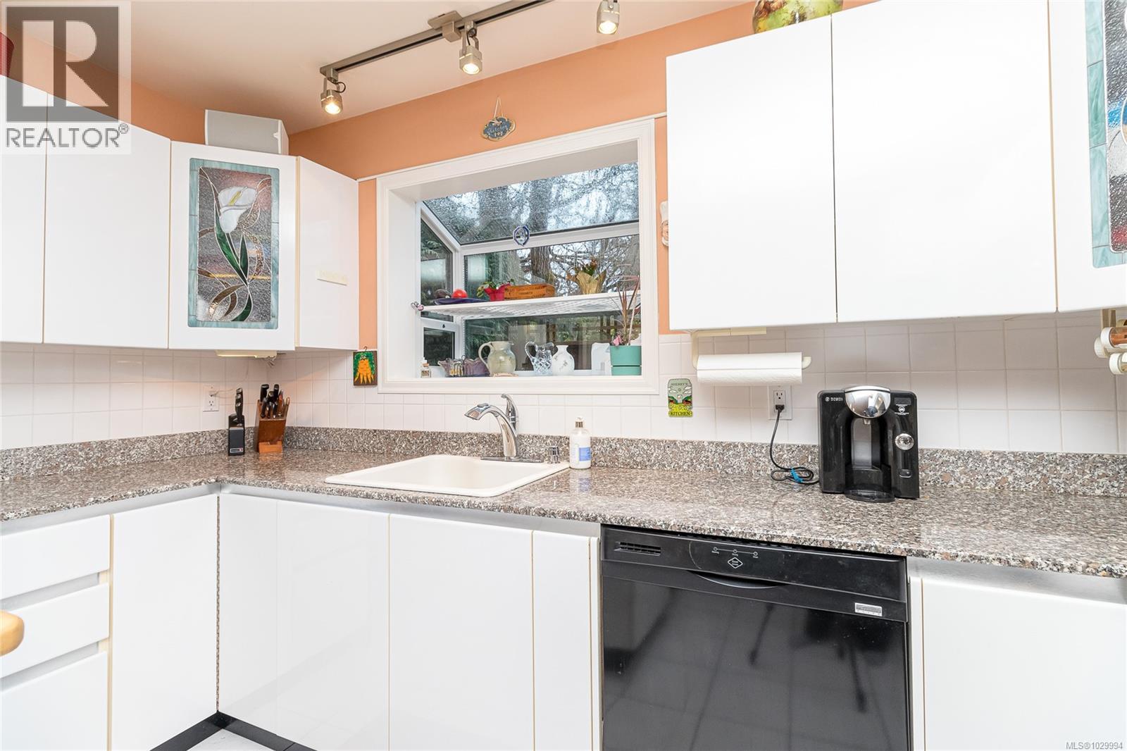  1041 Belmont Avenue, Victoria