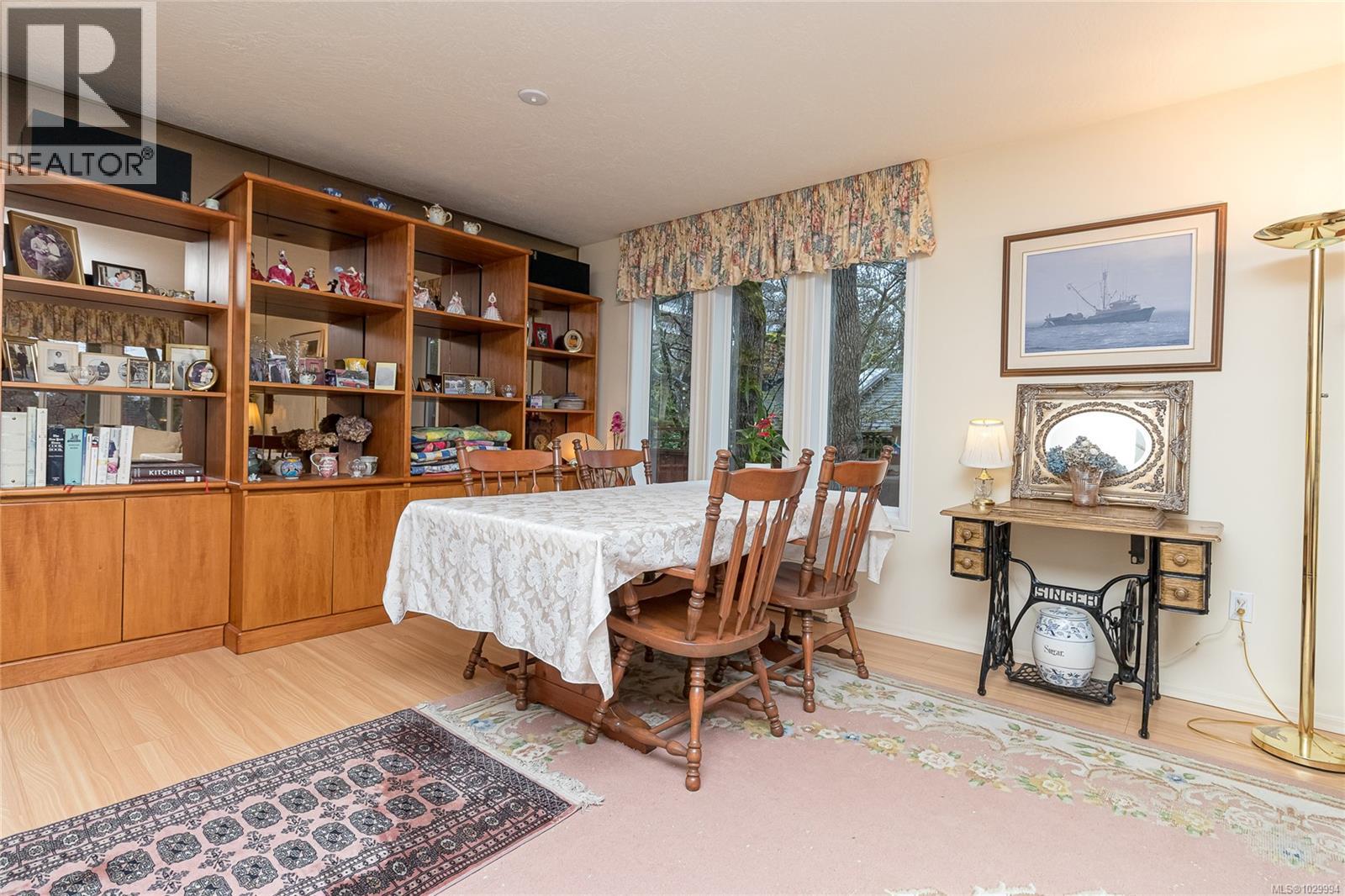  1041 Belmont Avenue, Victoria