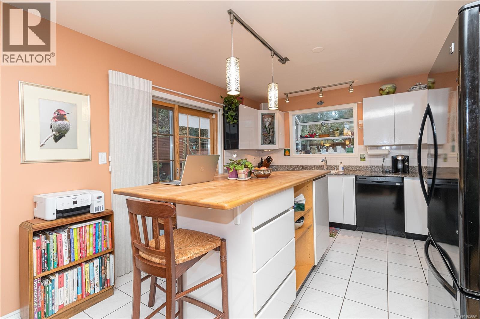  1041 Belmont Avenue, Victoria