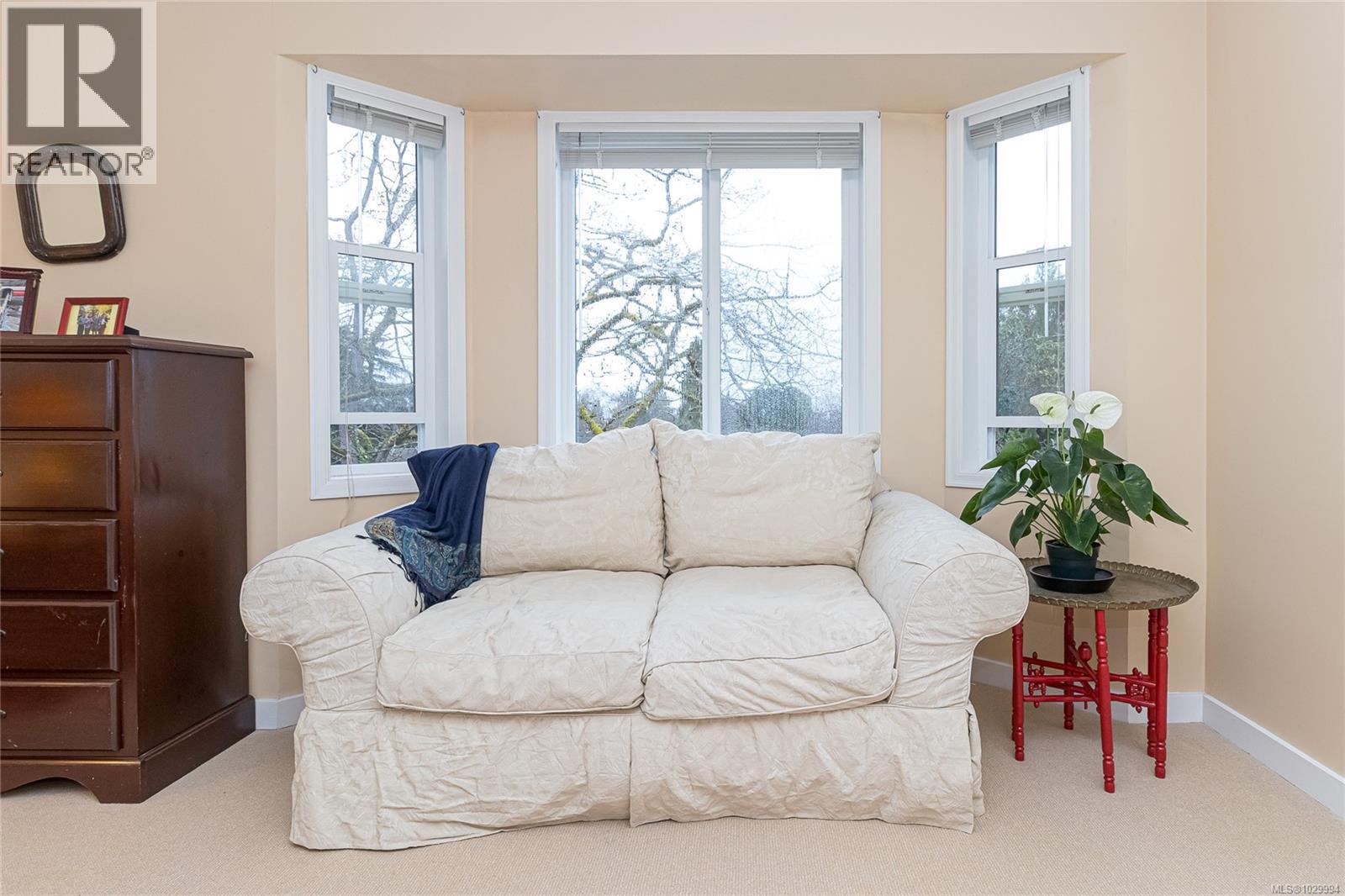  1041 Belmont Avenue, Victoria