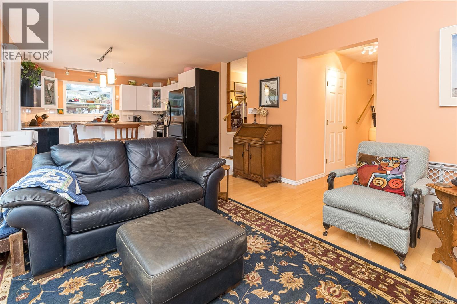  1041 Belmont Avenue, Victoria