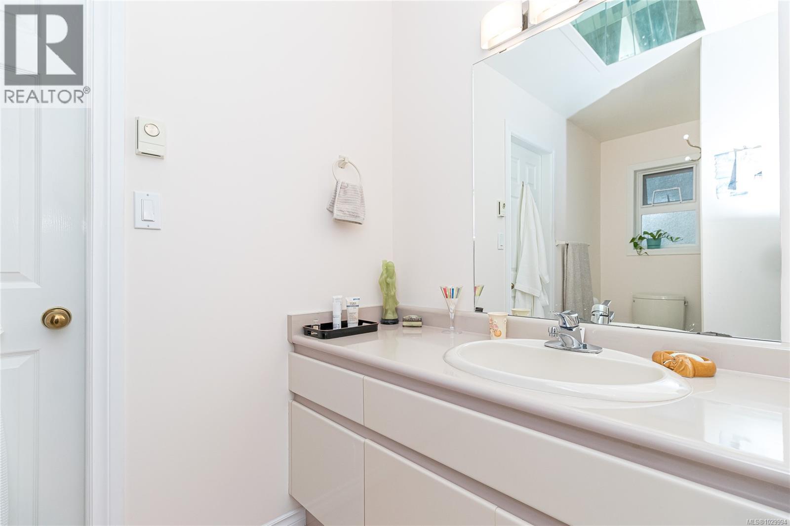  1041 Belmont Avenue, Victoria