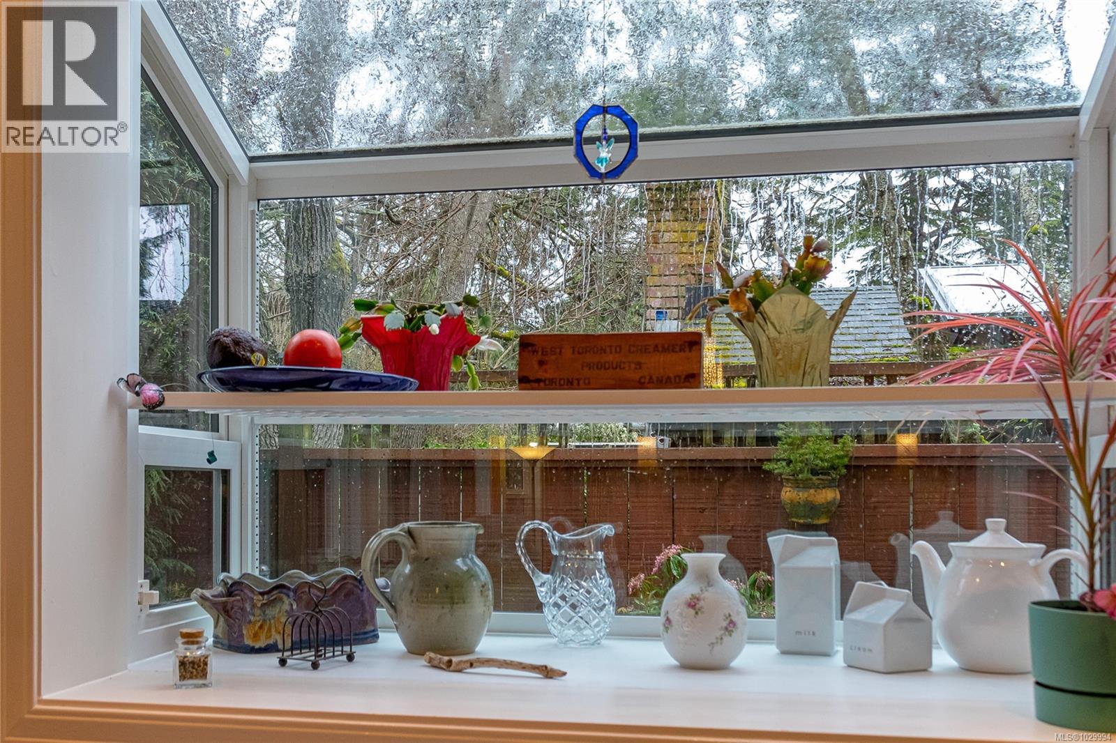  1041 Belmont Avenue, Victoria