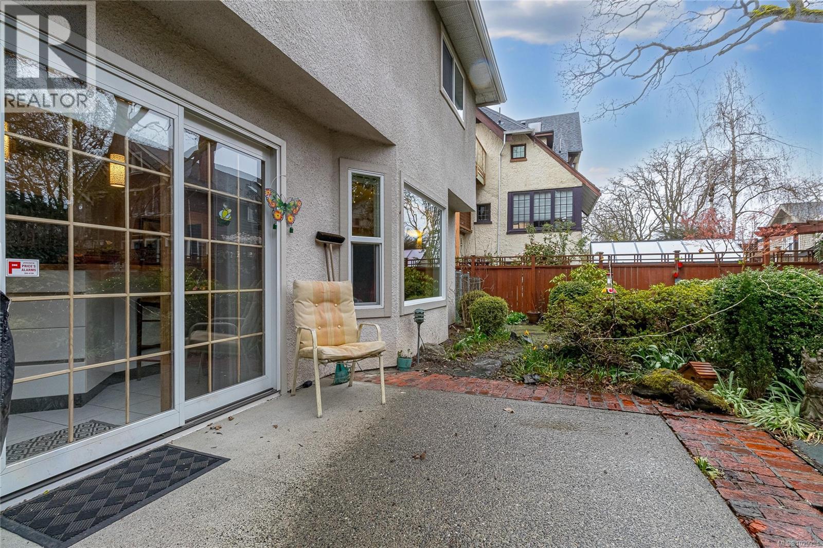  1041 Belmont Avenue, Victoria