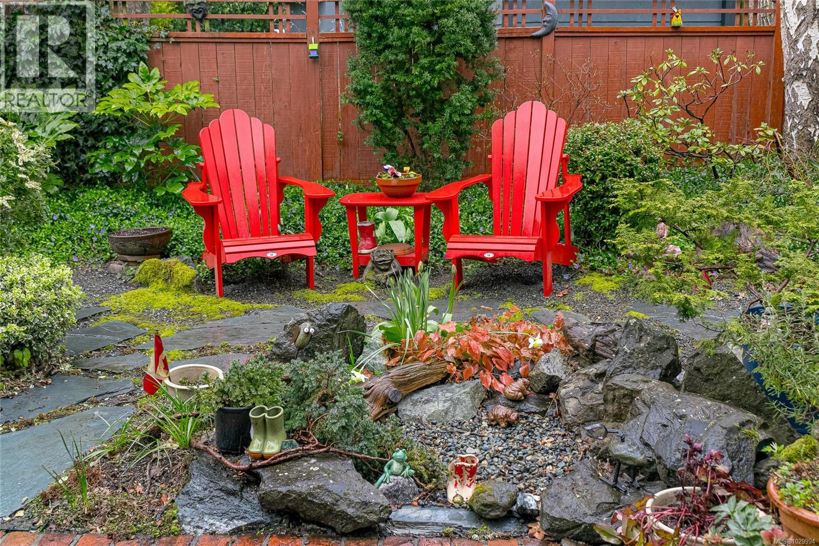  1041 Belmont Avenue, Victoria