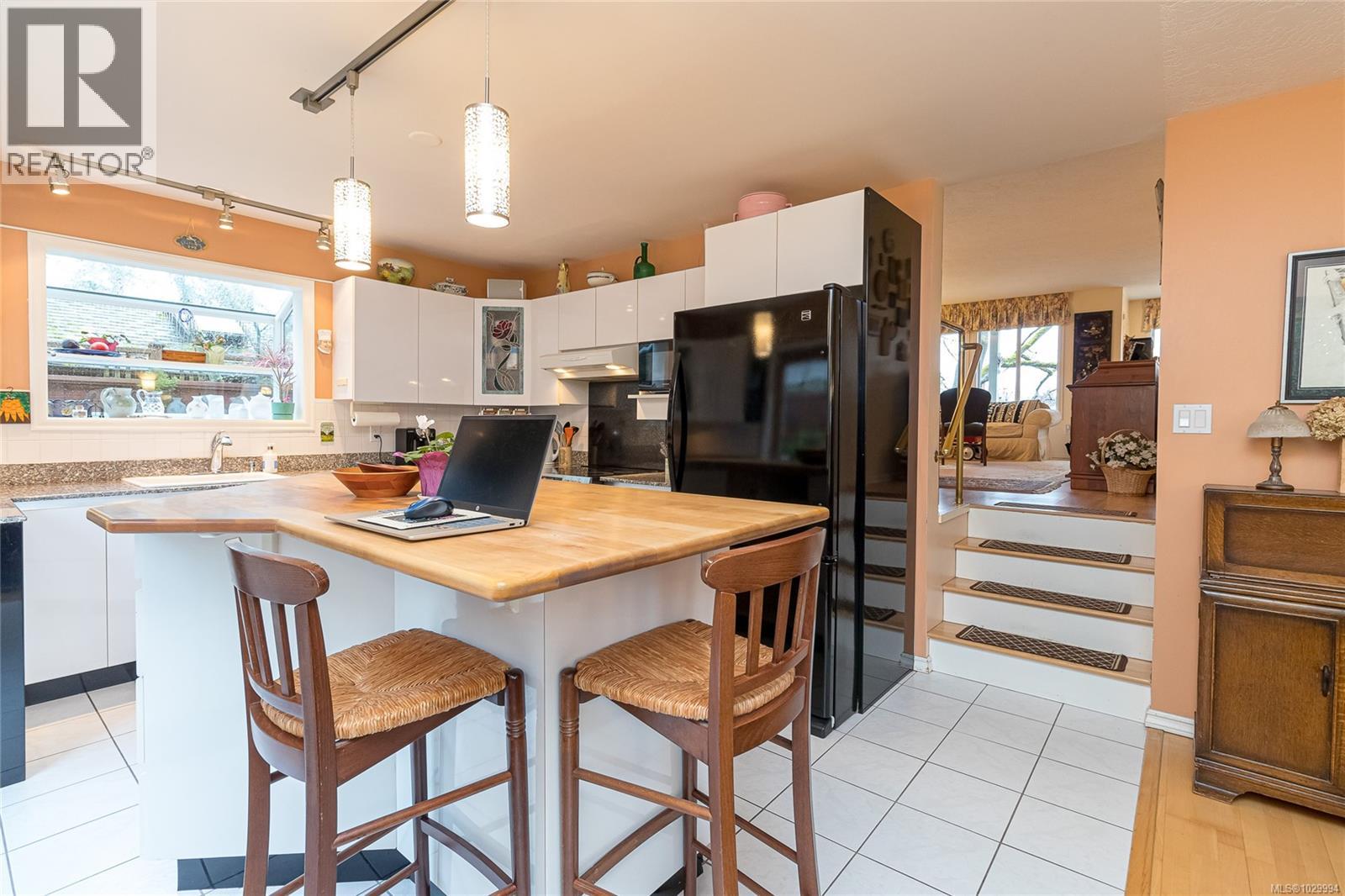  1041 Belmont Avenue, Victoria