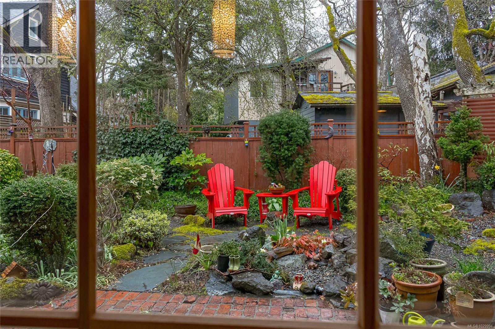  1041 Belmont Avenue, Victoria