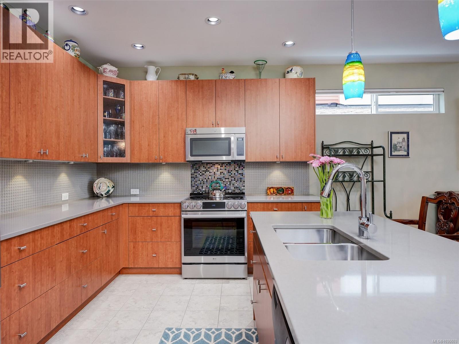 #2 854 Caroline Rd - 6