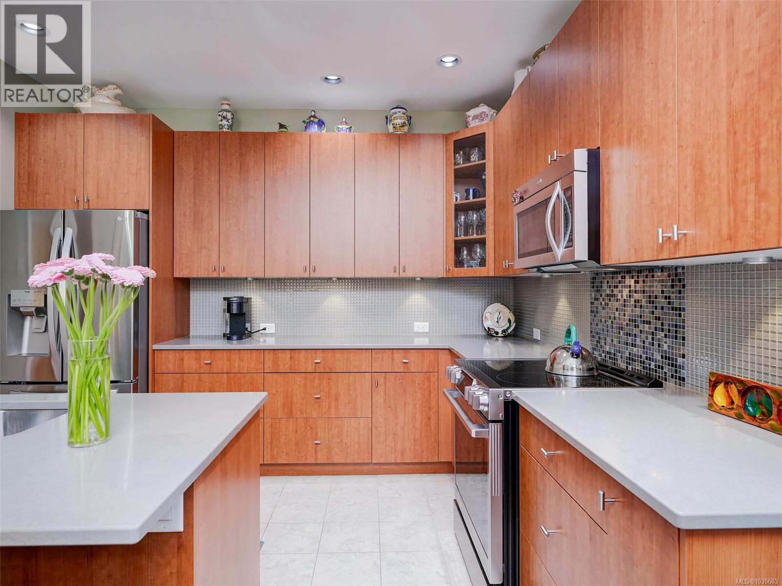 #2 854 CAROLINE RD - 8