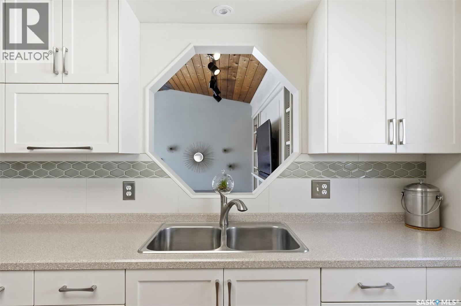 106 LAURENTIAN DRIVE - 7