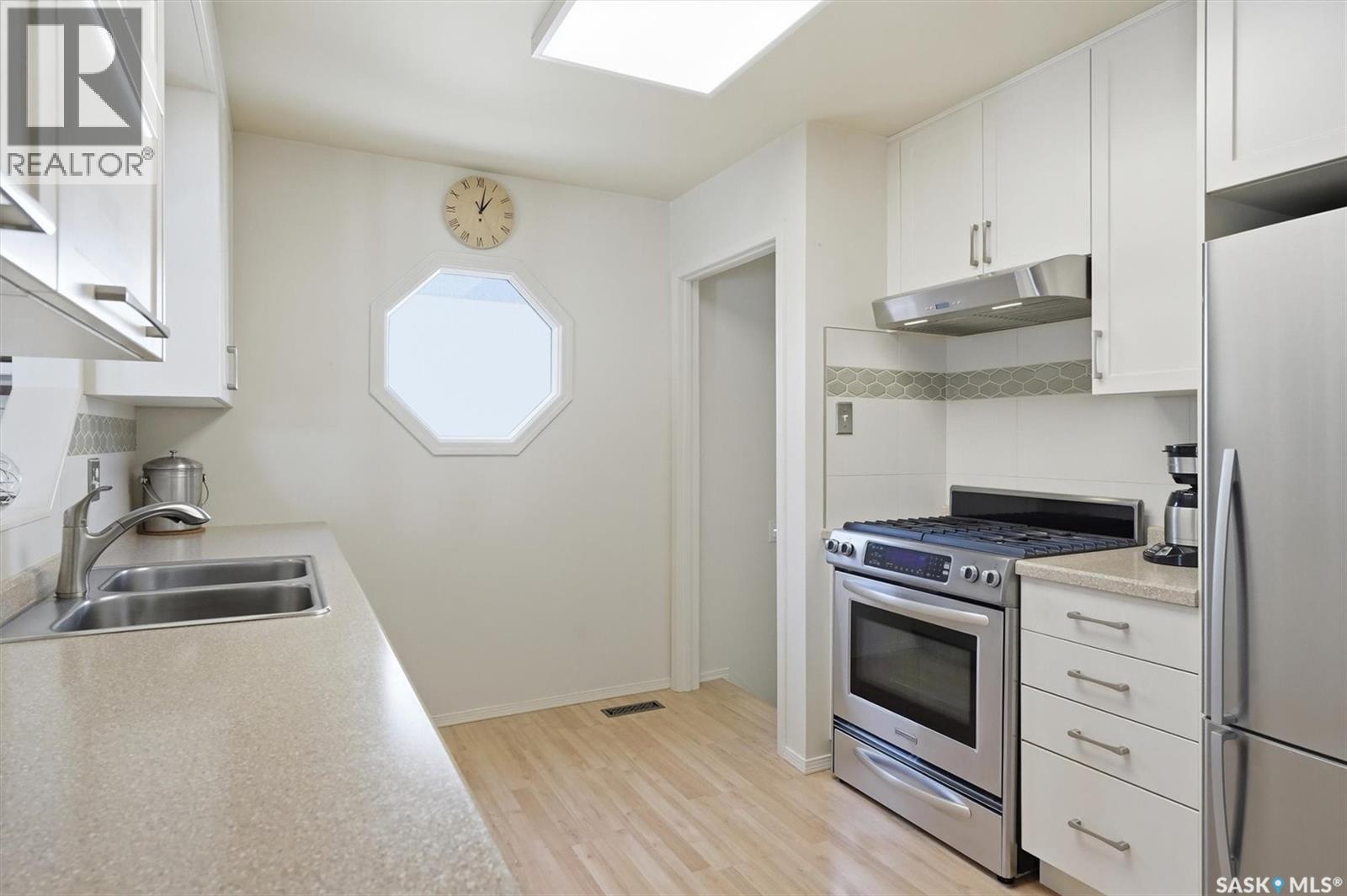 106 LAURENTIAN DRIVE - 8