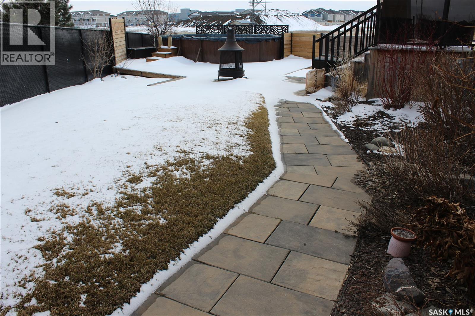 1528 MAPLE HILL CRESCENT N - 44