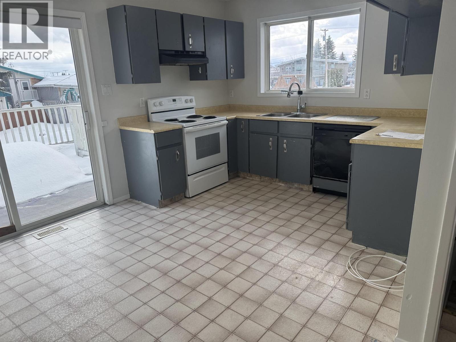 40 MCINTYRE DRIVE - 3