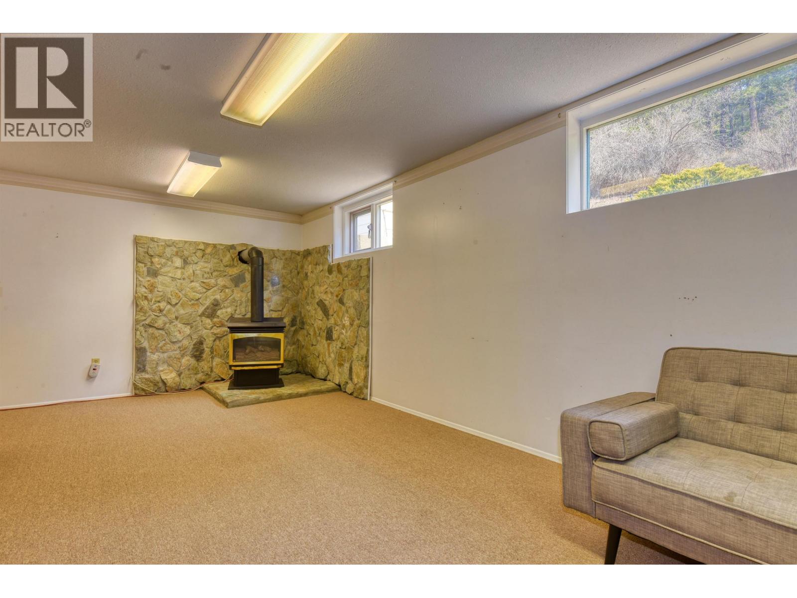 28 WINDMILL CRESCENT - 13