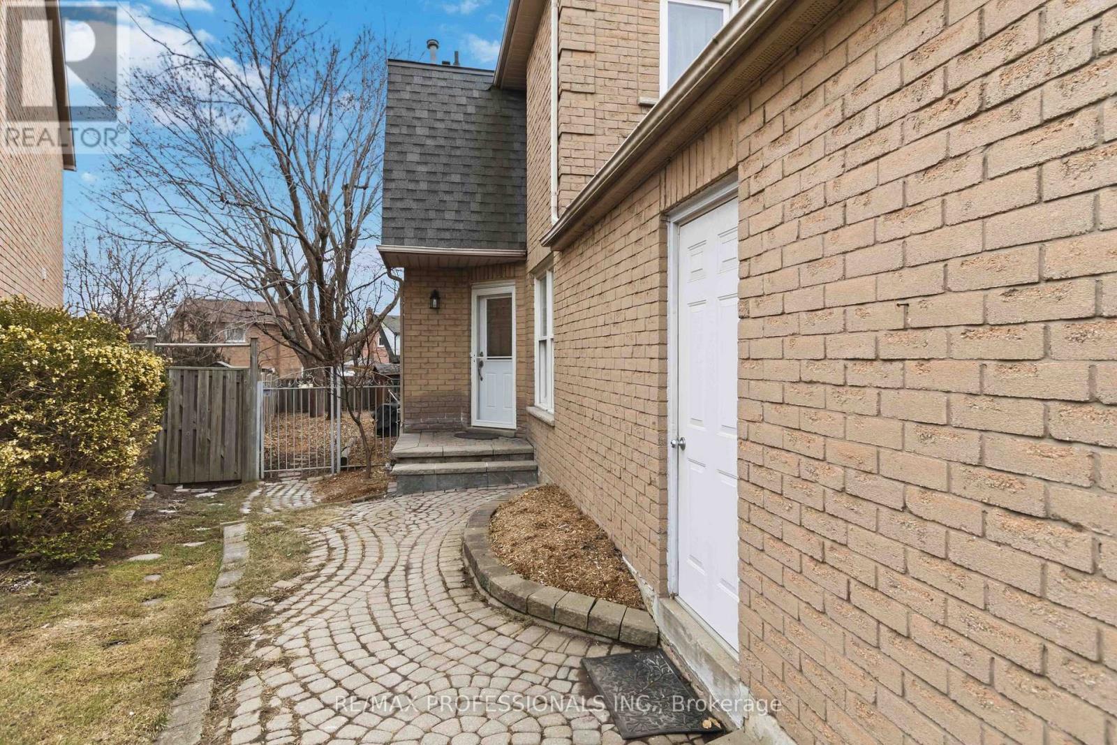 Single Family House for Sale in  NEWMAN COURT Brampton (Westgate) 