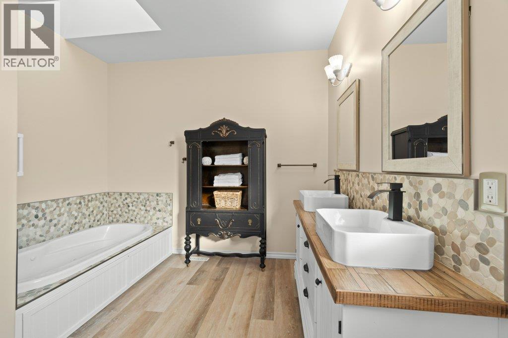 2860 15 Avenue NE, Salmon Arm