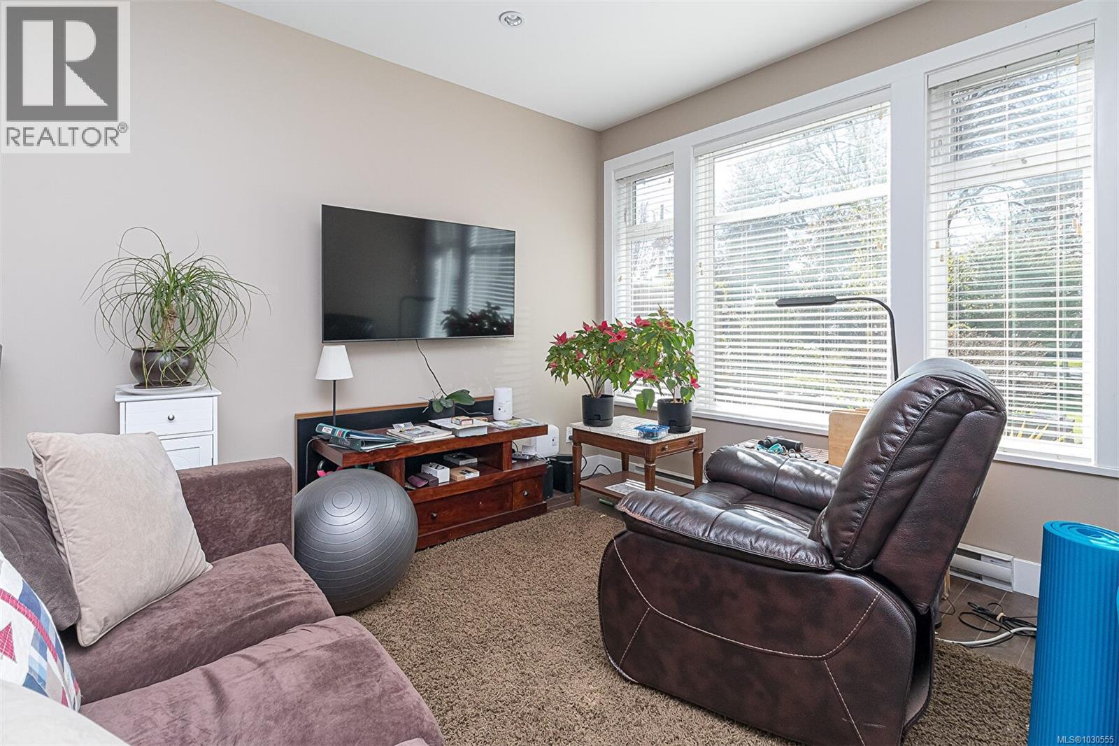 2328 Oakville Ave - 2