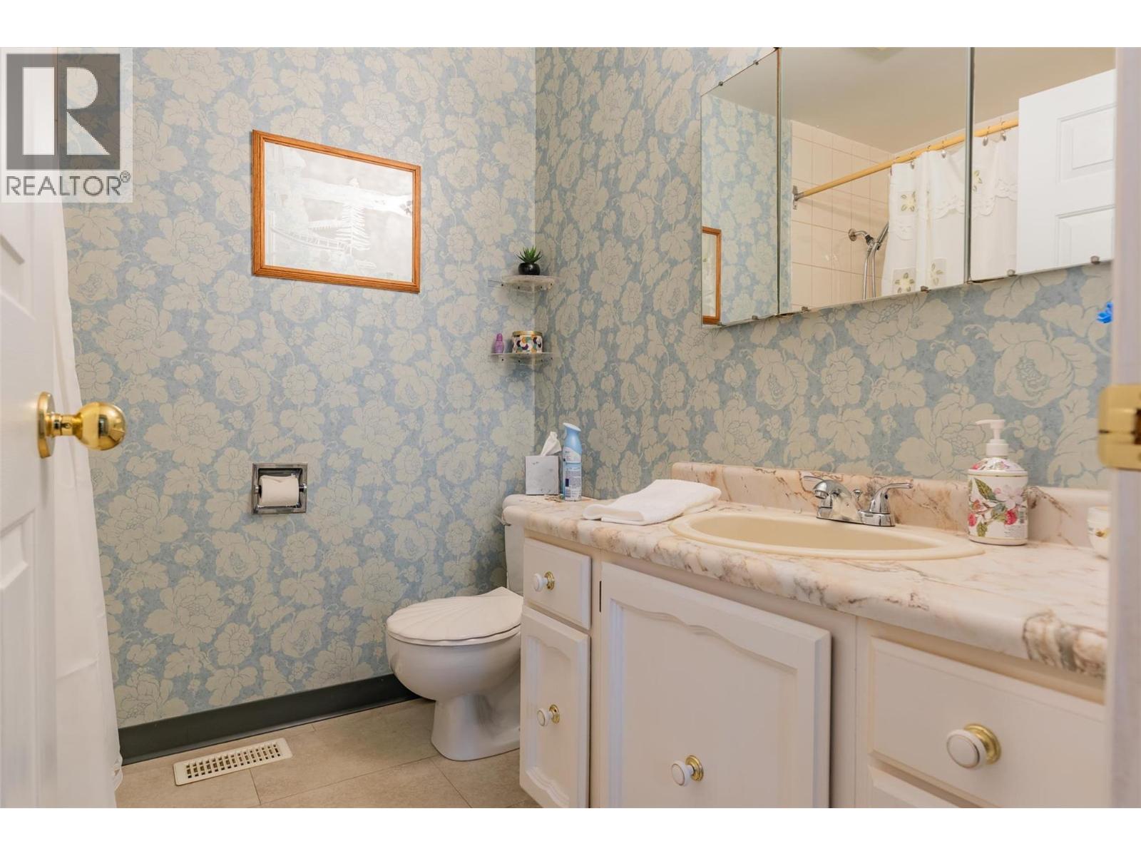 1937 RIVERSIDE Crescent, Castlegar