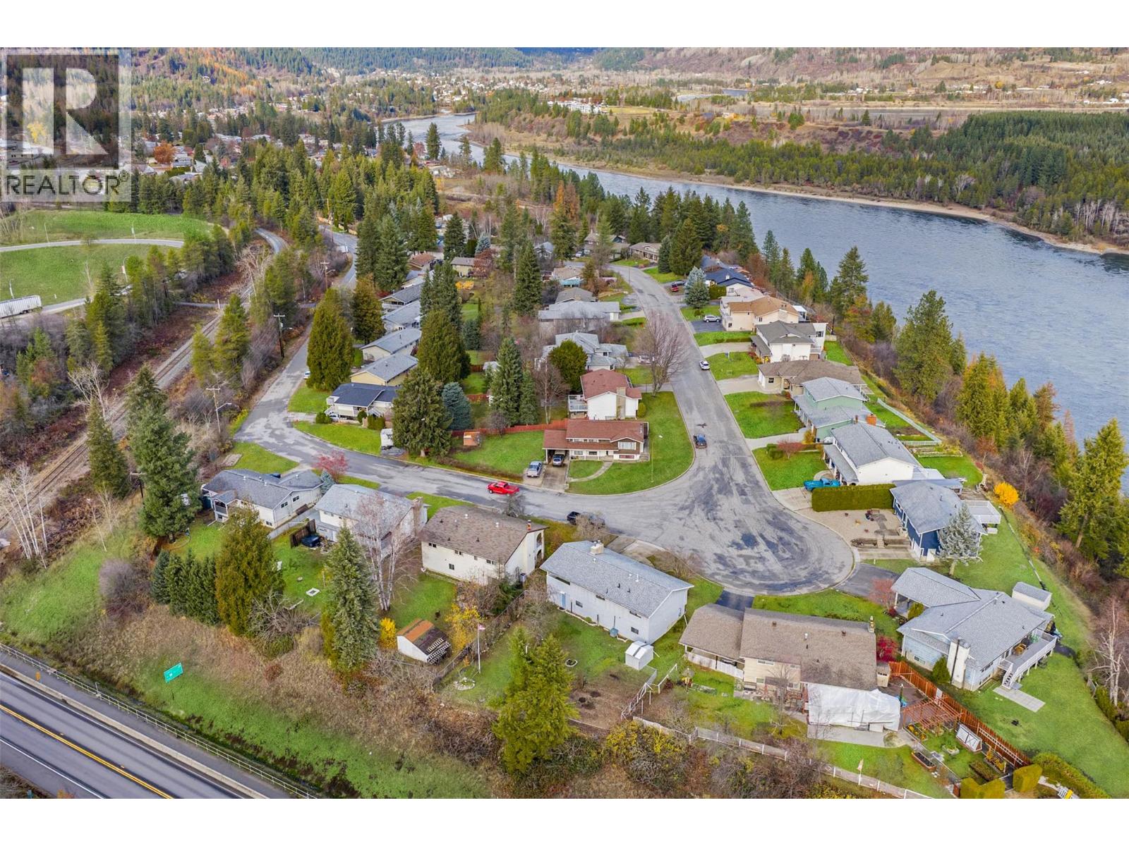 1937 RIVERSIDE Crescent, Castlegar