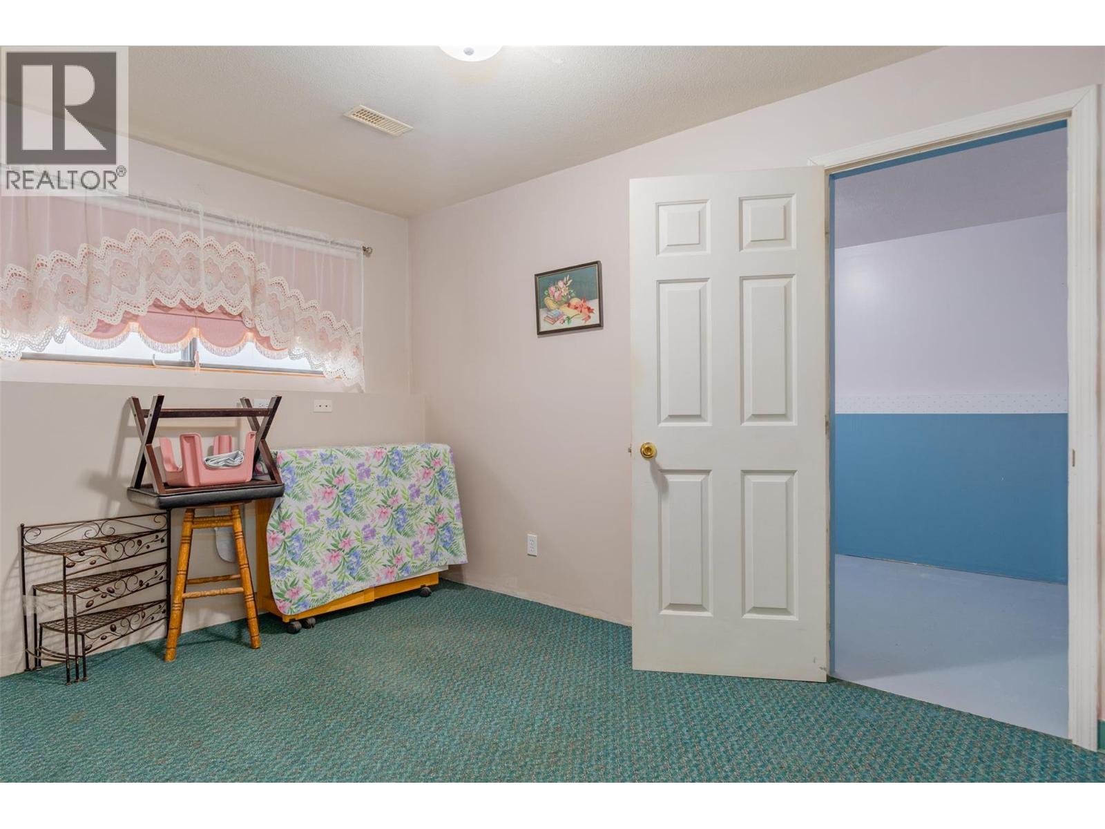 1937 RIVERSIDE Crescent, Castlegar