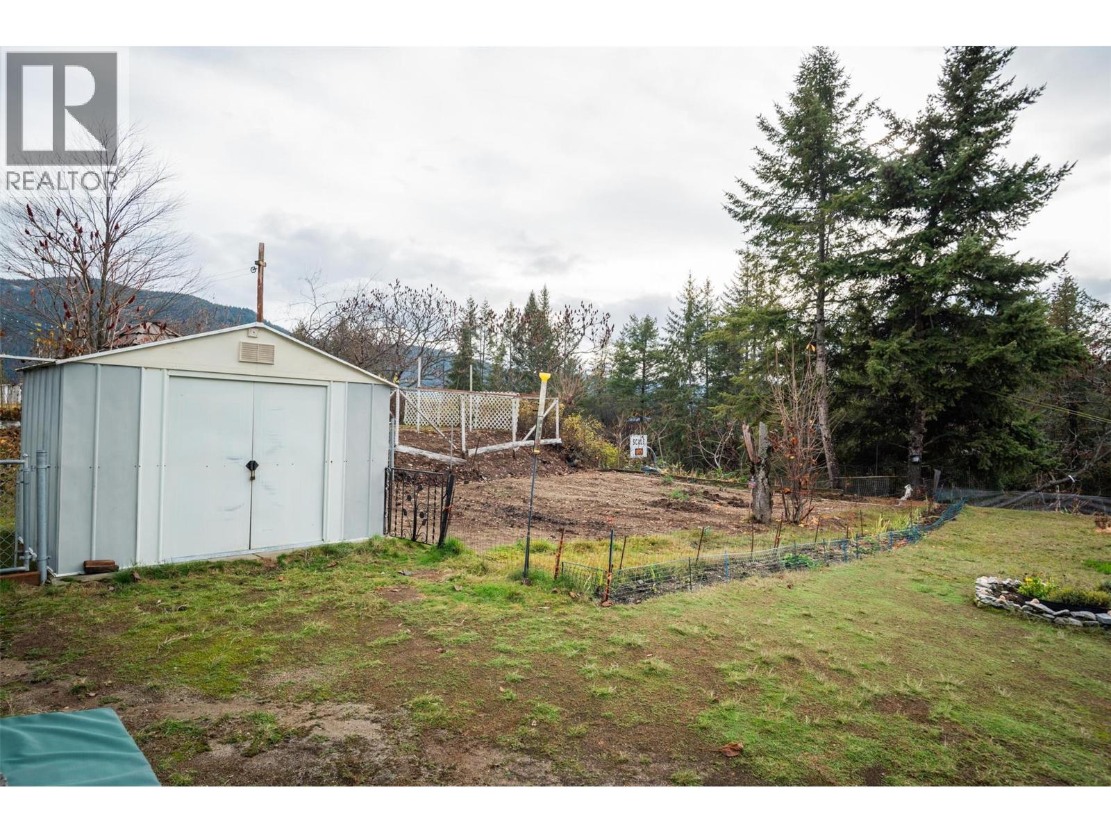 1937 RIVERSIDE Crescent, Castlegar