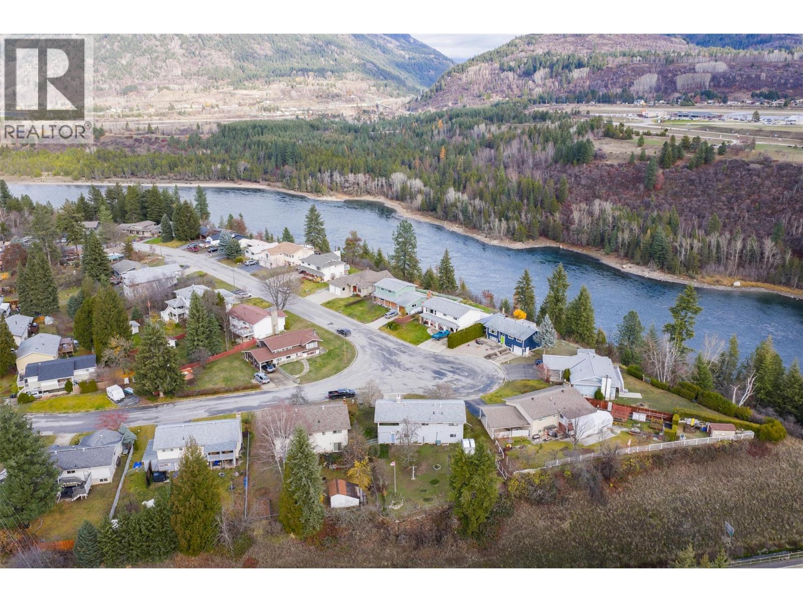 1937 RIVERSIDE Crescent, Castlegar