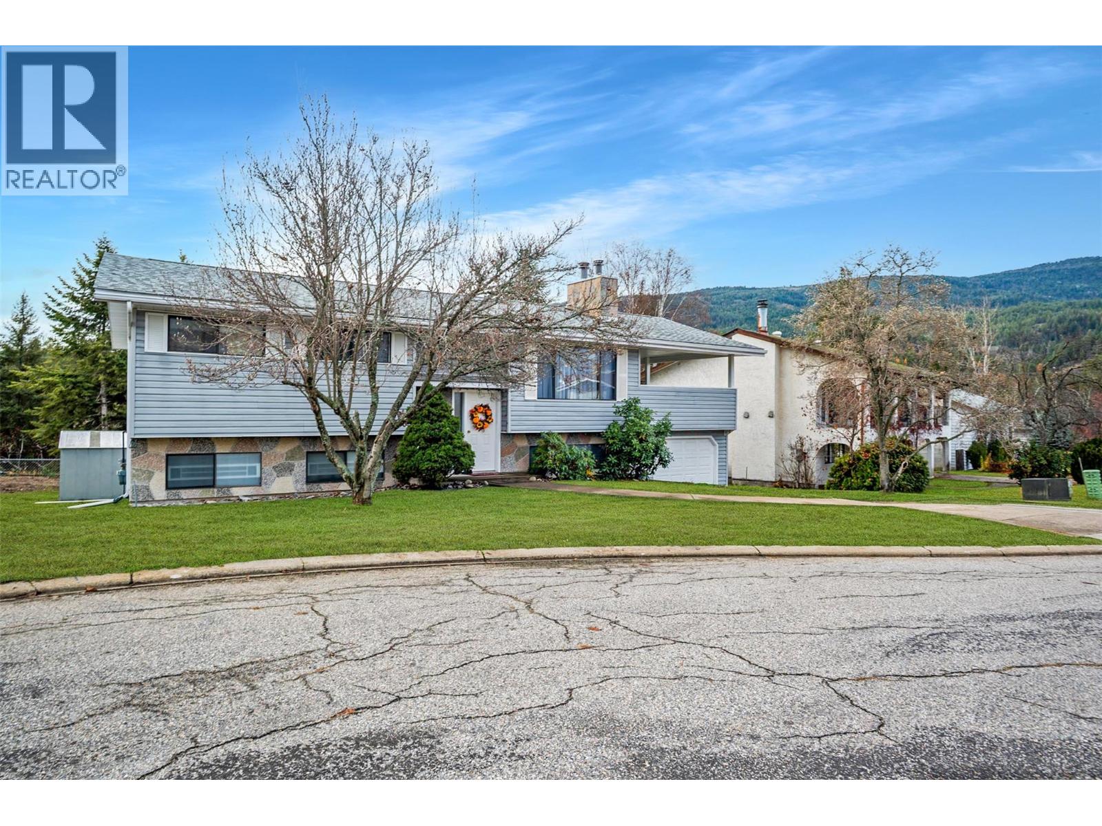 1937 RIVERSIDE Crescent, Castlegar