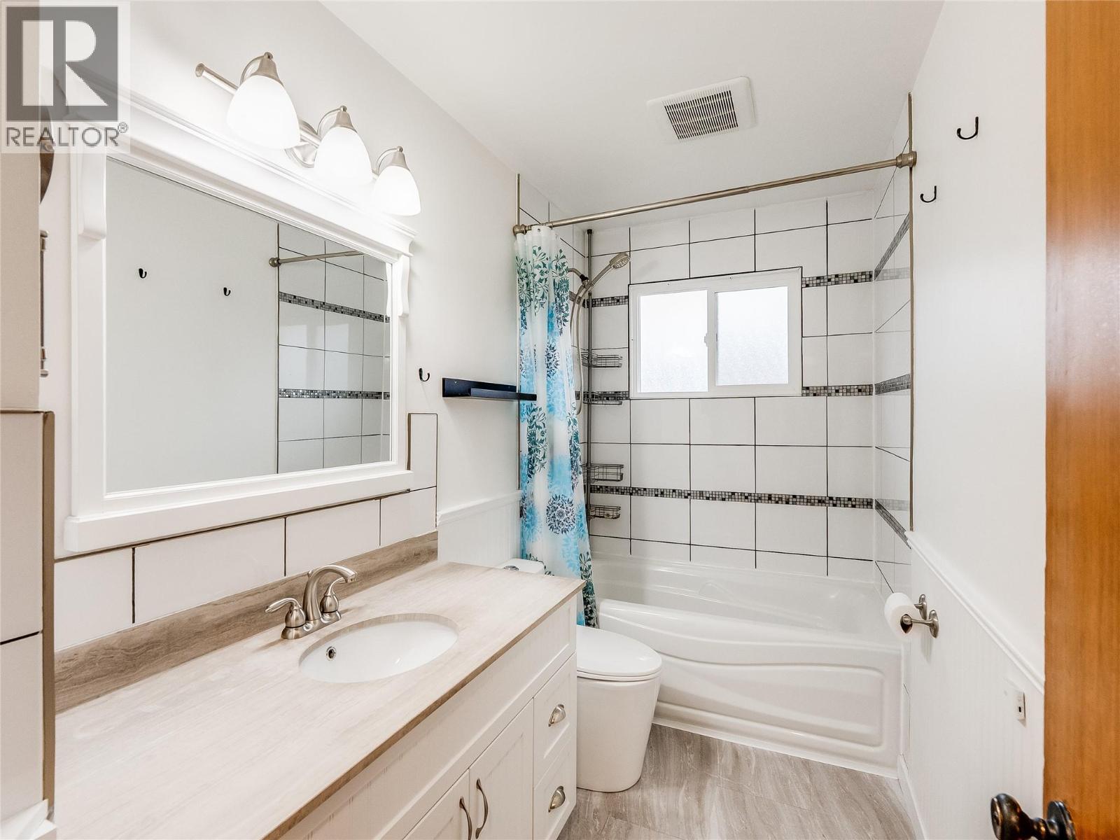 204 PINEWOOD Drive, Castlegar