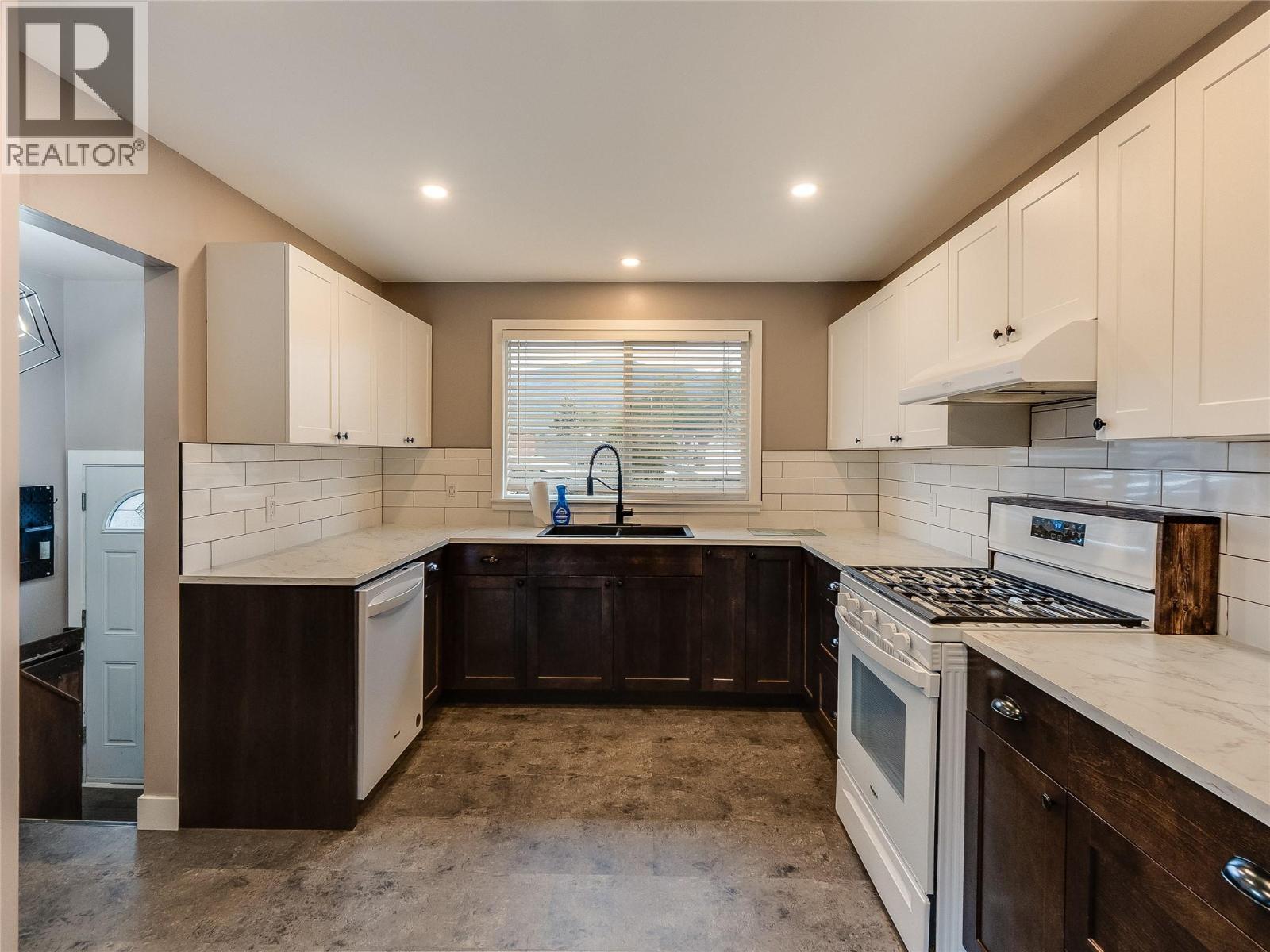 204 PINEWOOD Drive, Castlegar