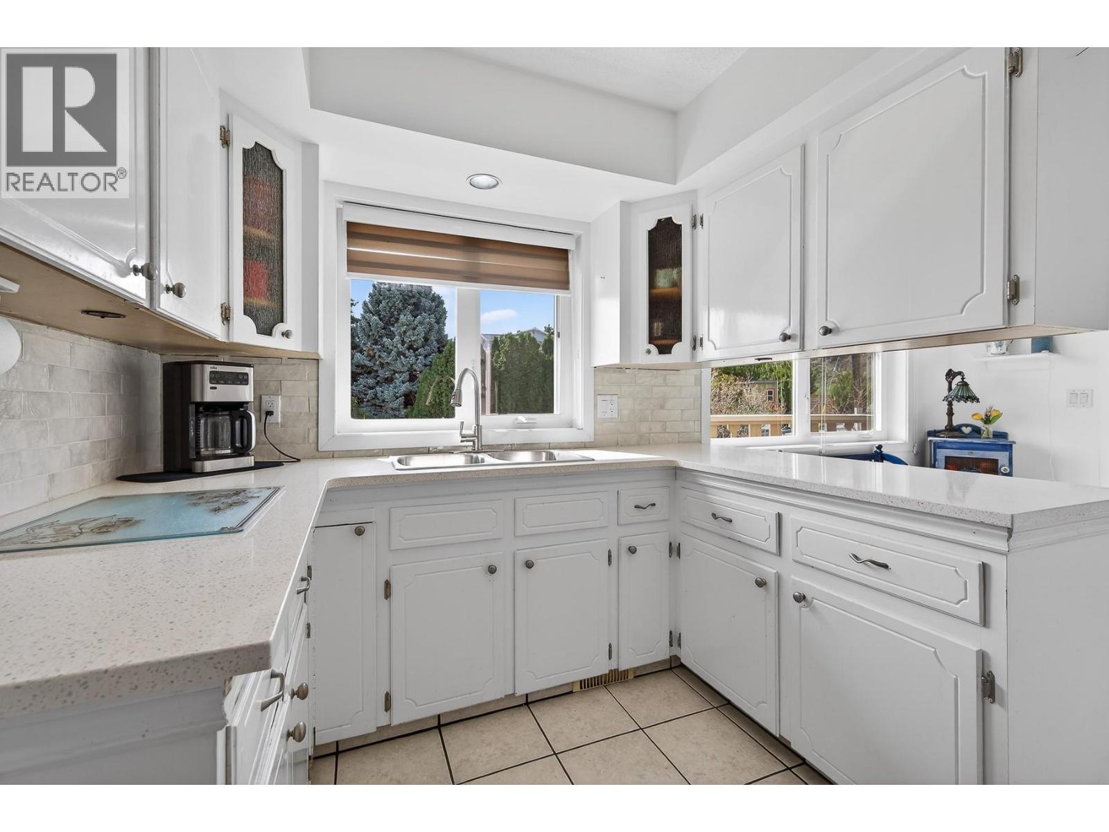 6100 MACDONALD Street, Summerland