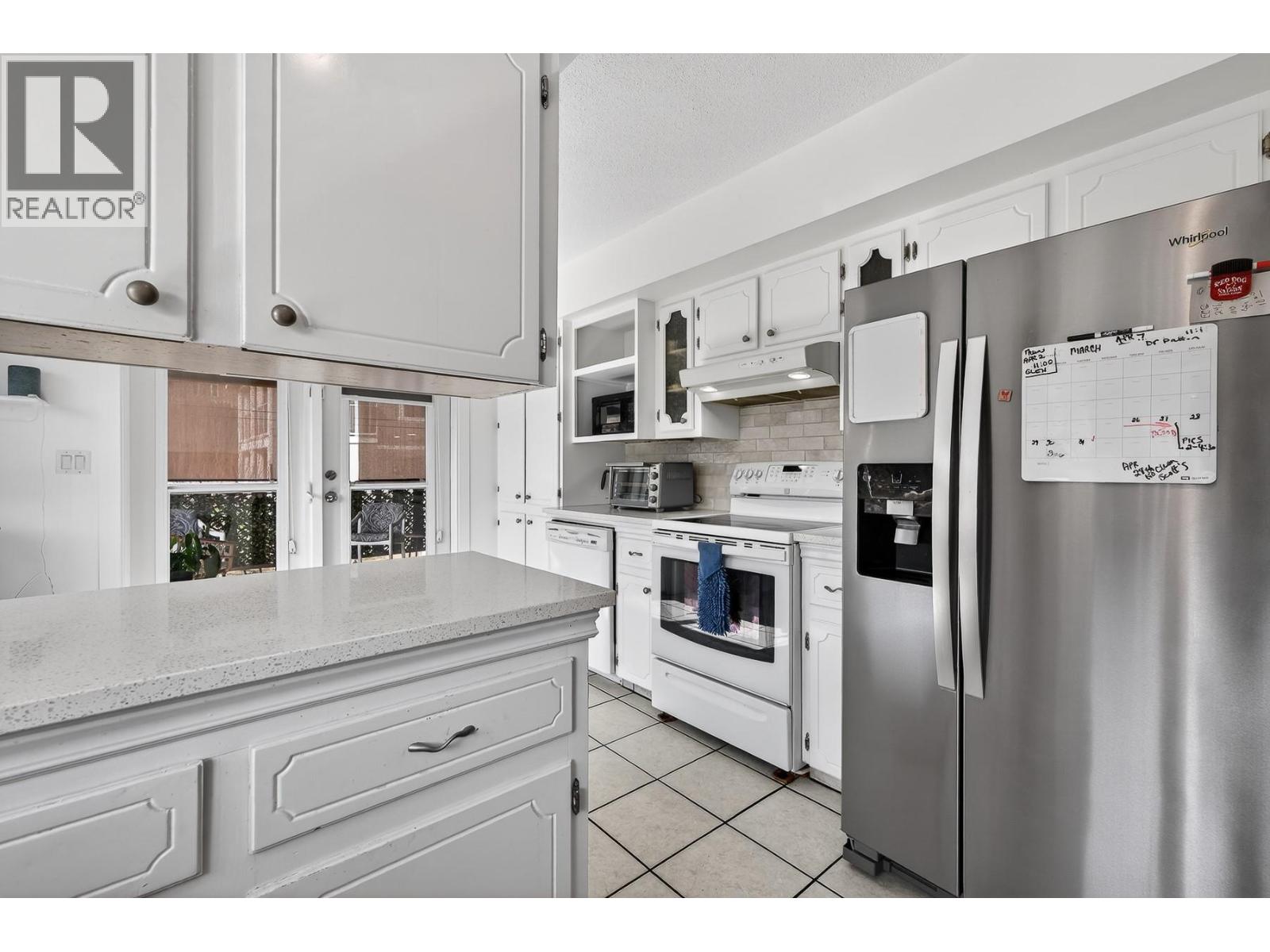 6100 MACDONALD Street, Summerland